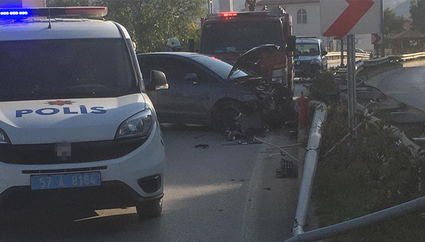 Virajı alamayan sürücü aydınlatma direğine çarptı