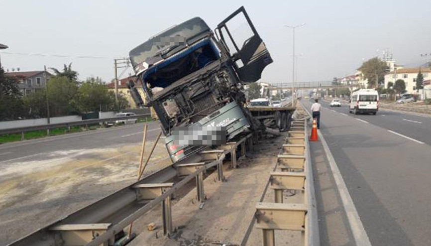 TIR, yol kenarındaki bariyerin üzerine çıktı