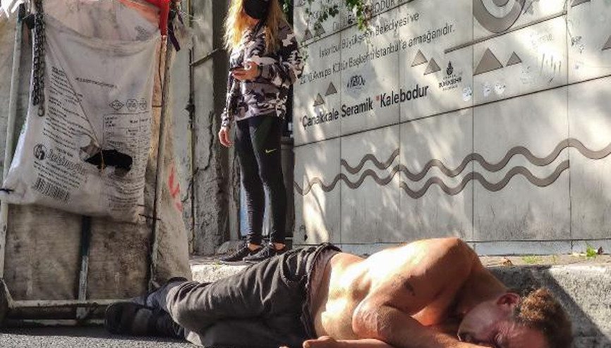 Beşiktaşta bayılan kağıt toplayıcısı ayılınca sağlıkçılara saldırdı Beşiktaşta bayılan kağıt toplayıcısı ayılınca sağlıkçılara saldırdı