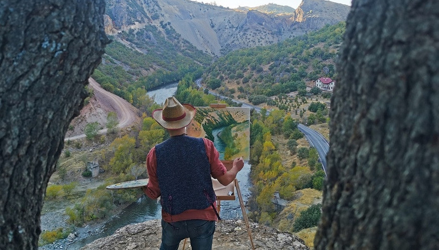 Munzur Vadisindeki renk cümbüşünü tuvale yansıtıyor
