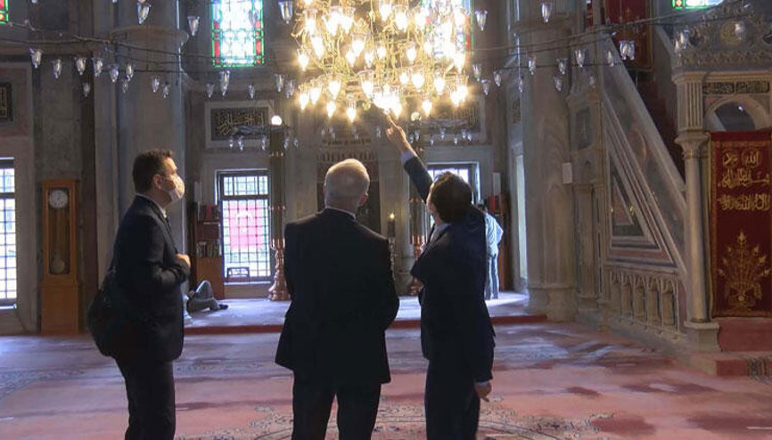 Laleli Camiinde eleştirilere neden olan ampuller değiştiriliyor