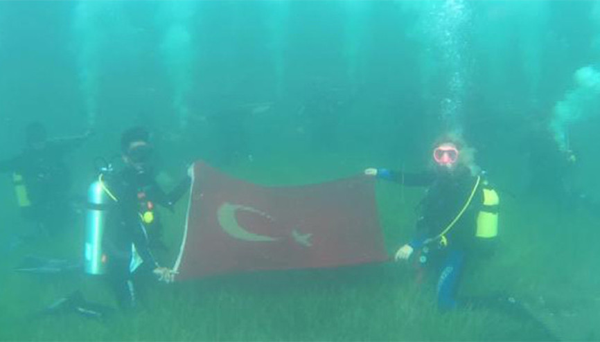 Cumhuriyet Bayramını su altında kutladılar