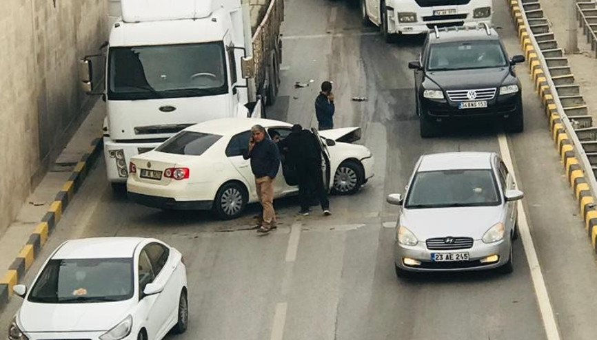 Otomobil duvara çarptı: 1 yaralı