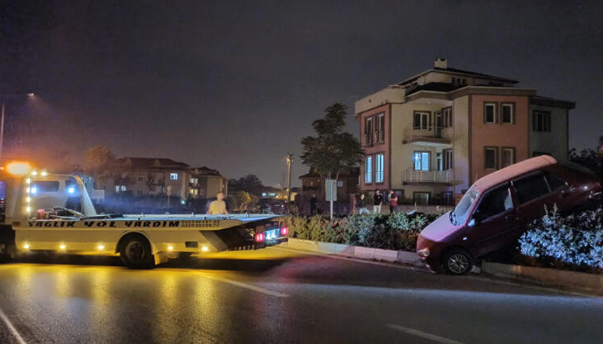 Bursada, kaza yapan otomobil bariyerlerde asılı kaldı