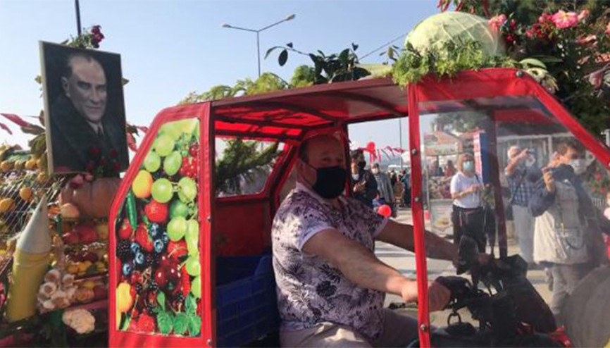 Motosikletini sebze ve meyvelerle süsledi, törene katıldı