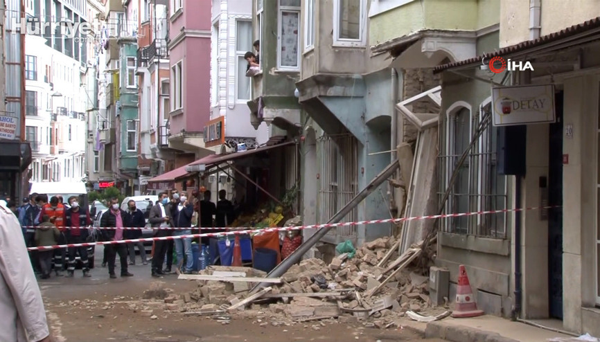 Şiddetli yağmur sonrası 2 katlı metruk binanın bir kısmı çöktü