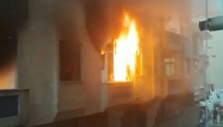 Bağcılarda korku dolu anlar Krize girip evi ateşe verdi