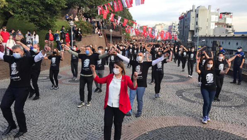 Bin kişi aynı anda sosyal mesafeli zeybek oynadı