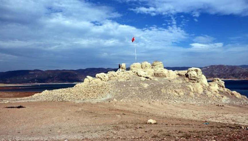 Barajın suyu çekilince, kayalığa yürüyerek gidilmeye başlandı
