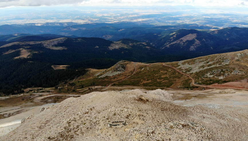 lgaz Dağının zirvesindeki mezarlar bölgeye gelenlerin dikkati çekiyor