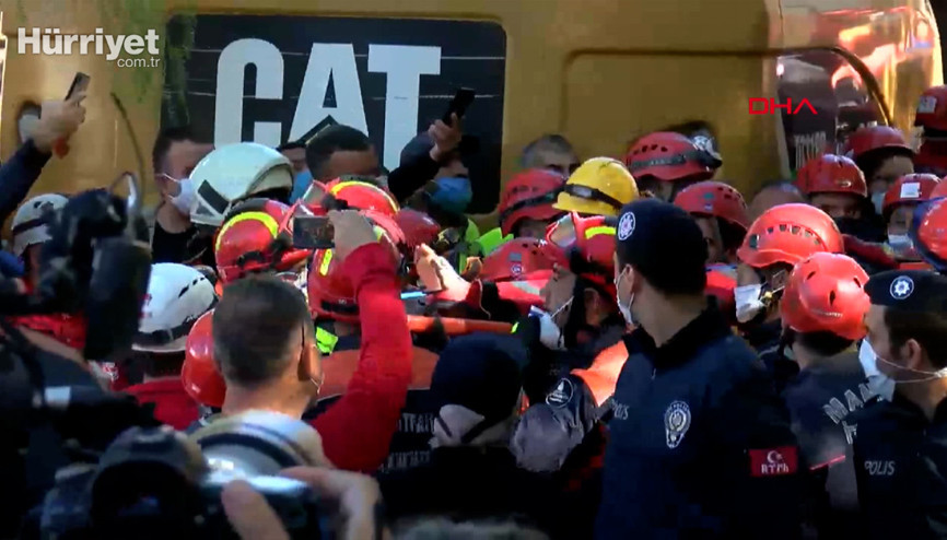 Doğanlar Apartmanı enkazından Şule Perinçek ve çocukları kurtarılıyor