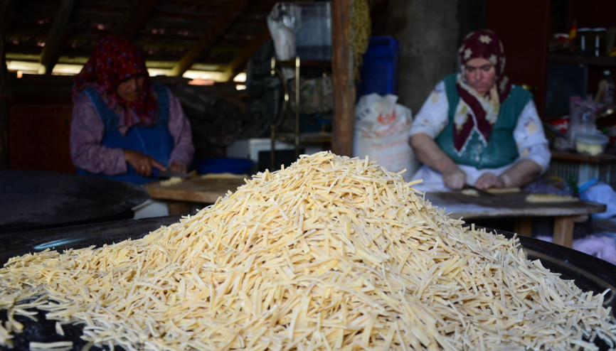 Antalyada kış hazırlıkları sürüyor... İmece usulü erişte