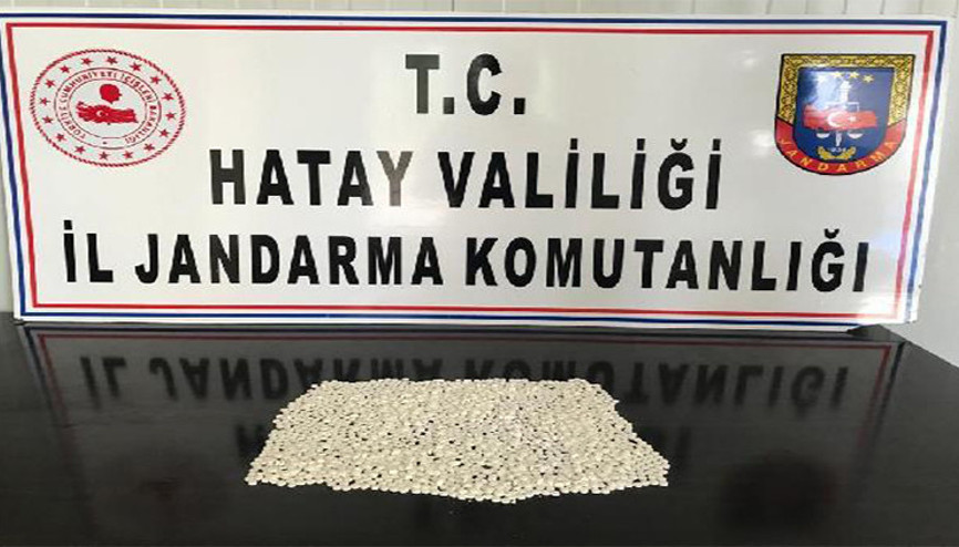 Jandarmayı görünce uyuşturucu hapları atıp, kaçtılar