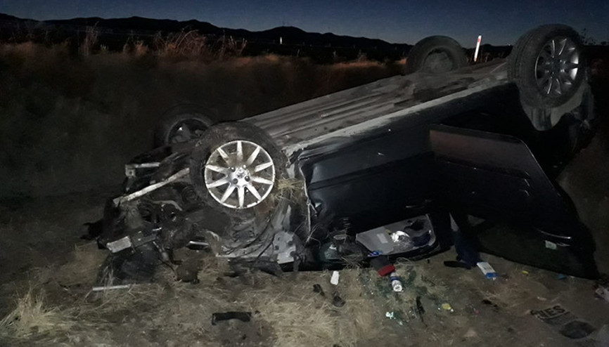 Takla atıp şarampole devrilen otomobil sürücüsünü itfaiye kurtardı