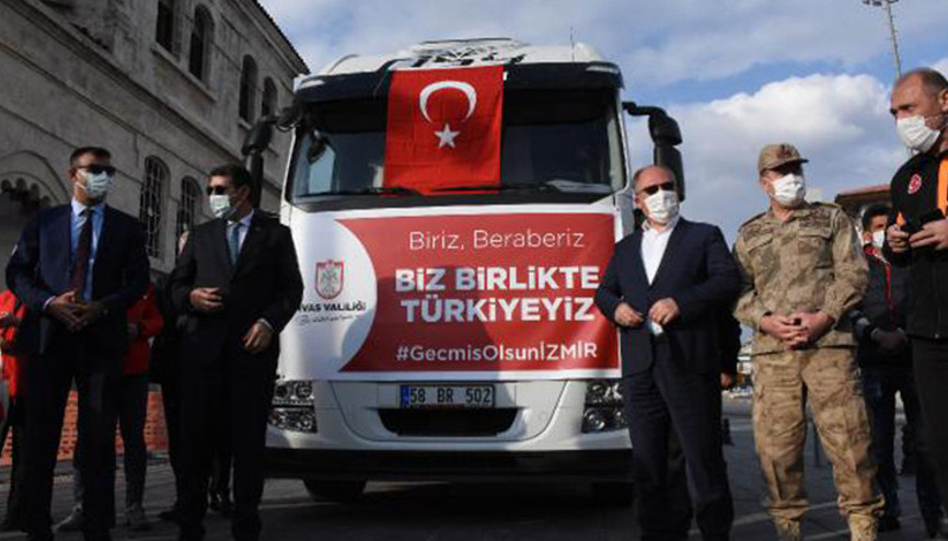 İzmirdeki depremzedelere Sivastan yardım TIRı