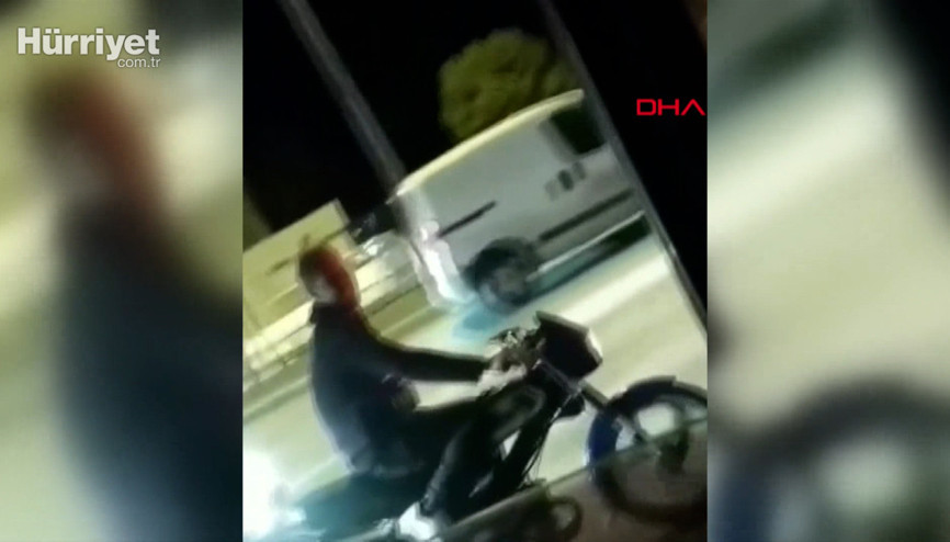 Bu kez de bira kutusuyla motosiklet sürerken görüntülendi