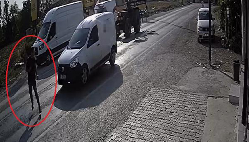 Hafif ticari aracın yayaya çarptığı kaza, güvenlik kamerasında