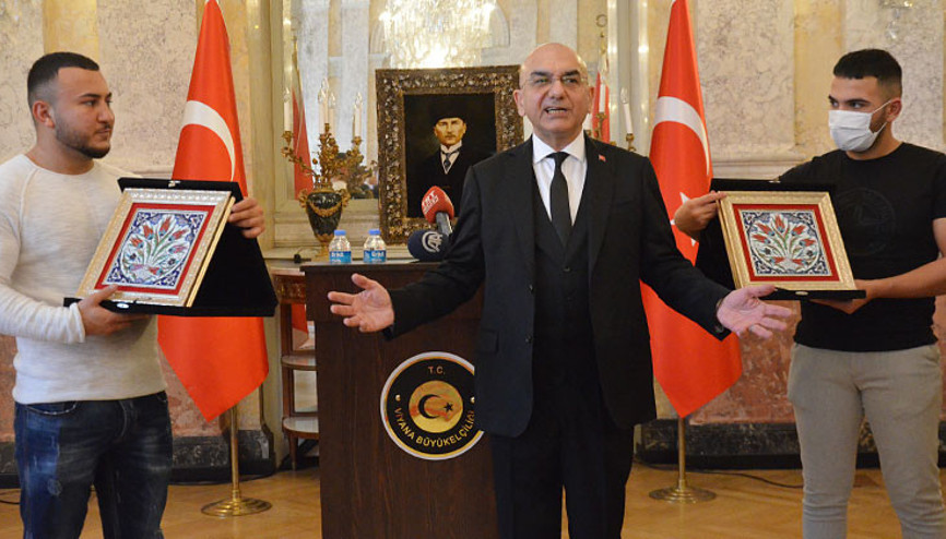 Viyana Büyükelçiliği’nden kahraman Türk gençlere plaket