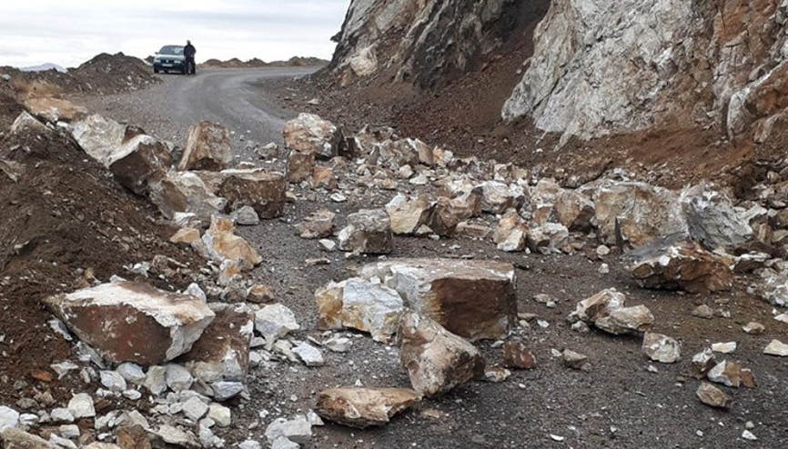 Şiddetli yağış kaya parçalarını kopardı