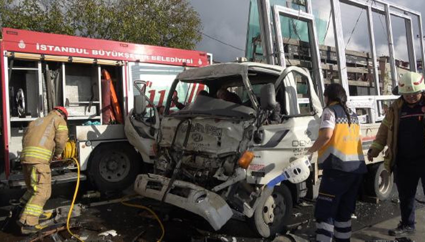 Arnavutköyde TIRla kamyonet çarpıştı; 3 yaralı