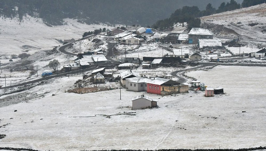 Türkiyenin en popüler kayak merkezleri beyaza büründü