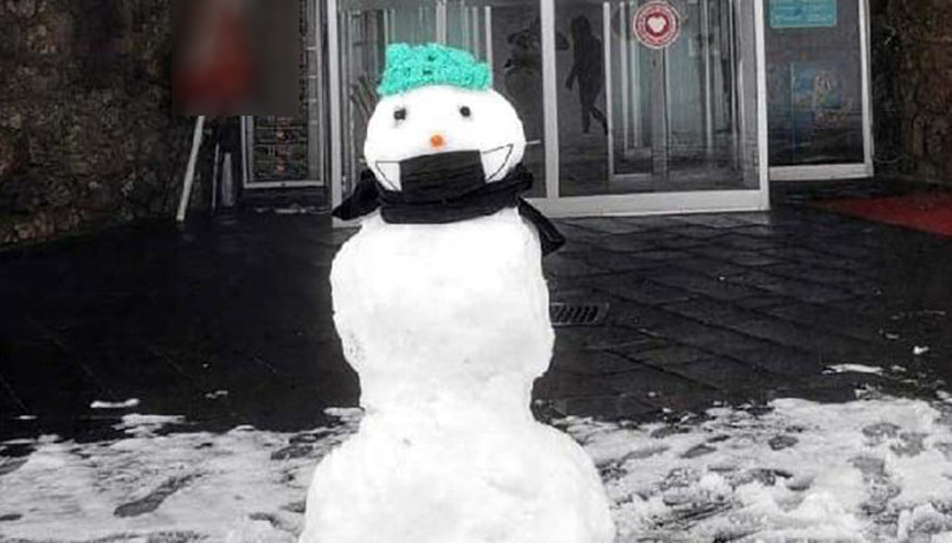 Erciyeste maskeli kardan adam