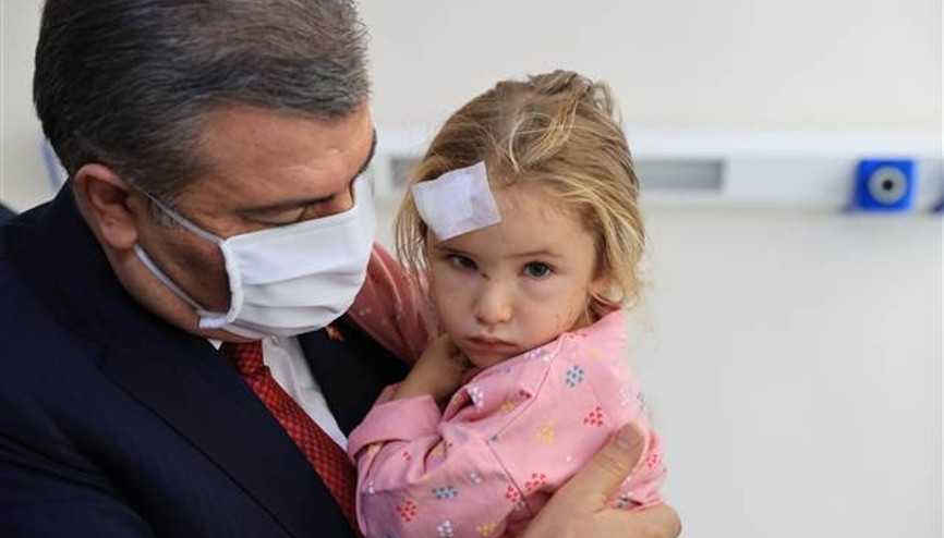 Bakan Koca, hastanede tedavi gören depremzedeleri ziyaret etti