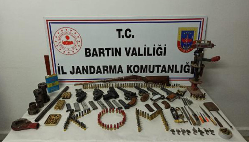 Bartında ruhsatsız silahlar ele geçirildi