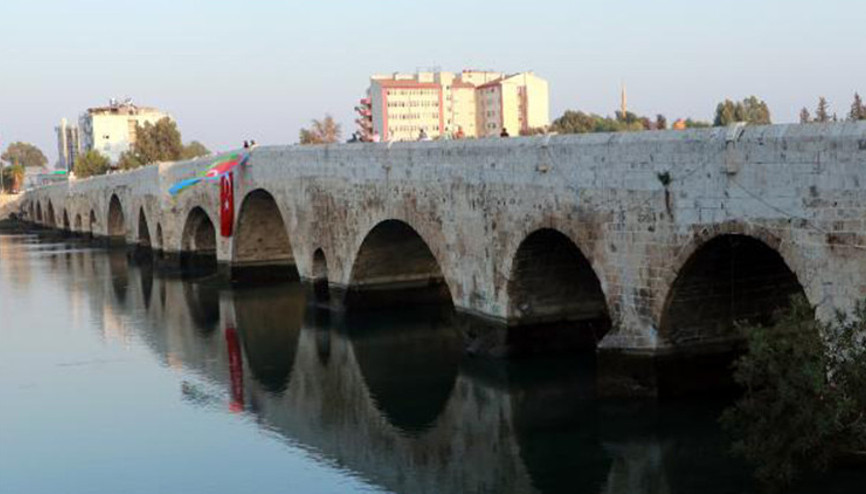 Adana’da 1600 yıllık Taşköprü, motosiklet sürücülerine ve seyyar satıcılara mesken oldu Adana’da 1600 yıllık Taşköprü, motosiklet sürücülerine ve seyyar satıcılara mesken oldu