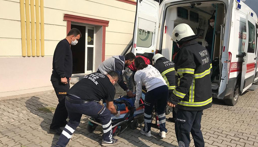 Çatıdan düşen işçiyi itfaiye kurtardı