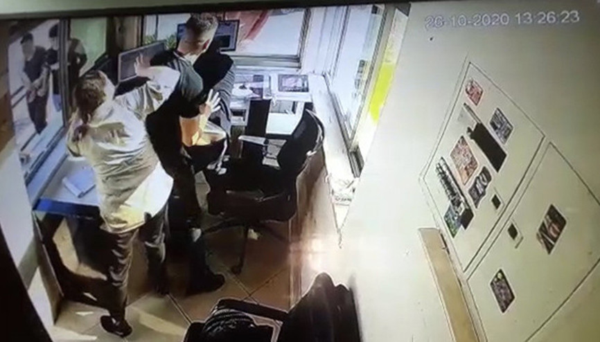 Kargo paketi kapısına çıkartılmayan kadın dehşet saçtı O anlar kamerada