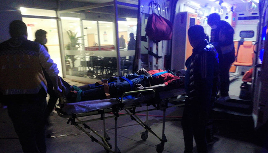 Park halindeki otomobile çarpan motosiklet sürücüsü yaralandı