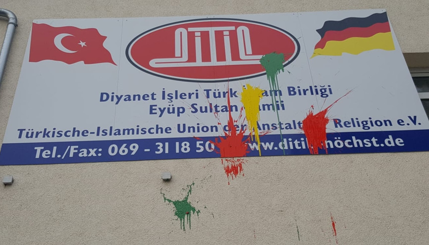 Almanya’da bir camiye boyalı saldırı bir camide hırsızlık girişimi
