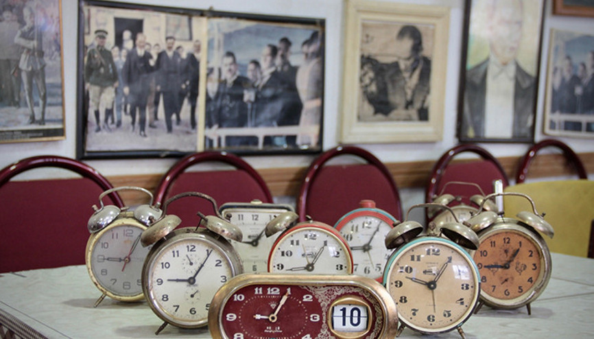 Atatürk posterleriyle donatılan kahvehanede saatler her zaman 9u 5 geçiyor