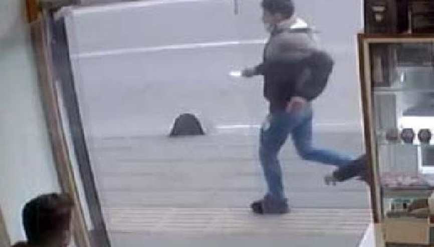 Göğsünden bıçakladığı arkadaşını oğluyla böyle kovaladı