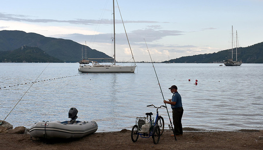 Marmaris plajlarından turistler çekildi, yerini olta balıkçıları aldı