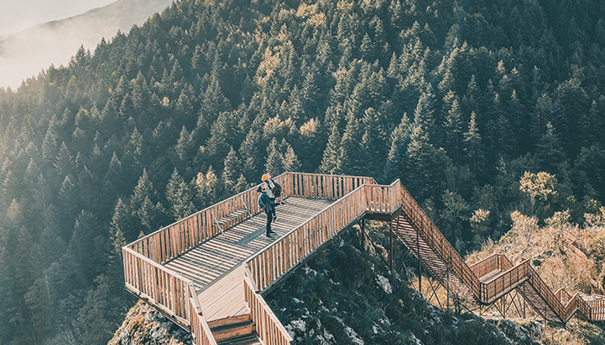 Valla Kanyonunun seyir terasında yapılan dans sosyal medyada ilgi görüyor