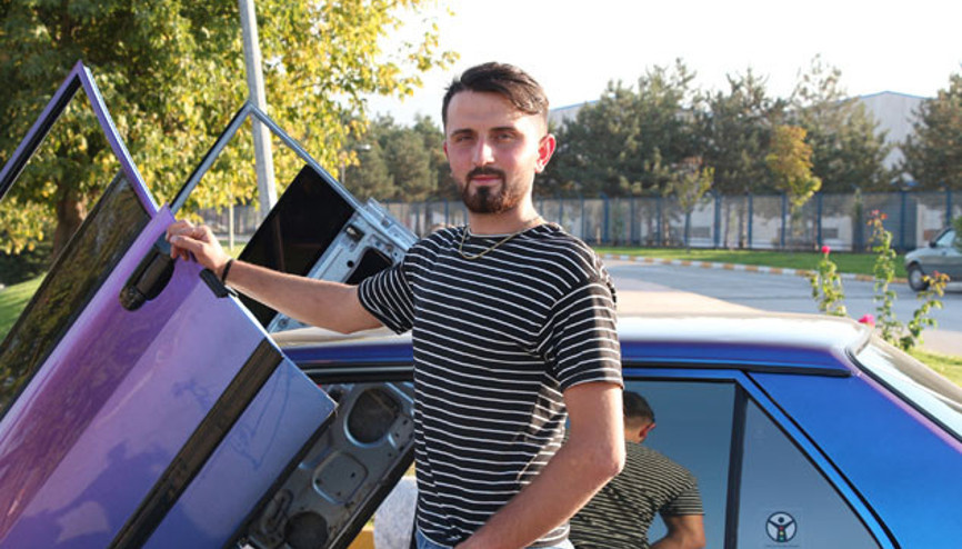 Silecekleri yok, kapı içleri sökülmüş Aracını Lamborghiniye benzetmeye çalıştı...