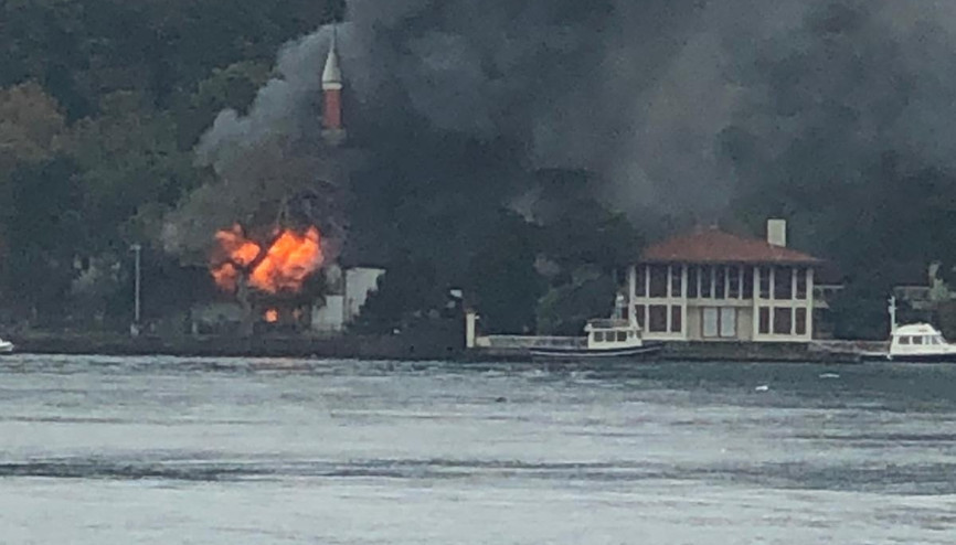 Çengelköydeki Vaniköy Camisinde yangın