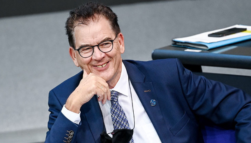 Müller’e ağır suçlama: Devlet bütçesiyle eşini gezdirdi