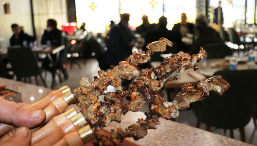 Vanlıları Erzurumun cağ kebabı ile tanıştırdı Vanlıları Erzurumun cağ kebabı ile tanıştırdı