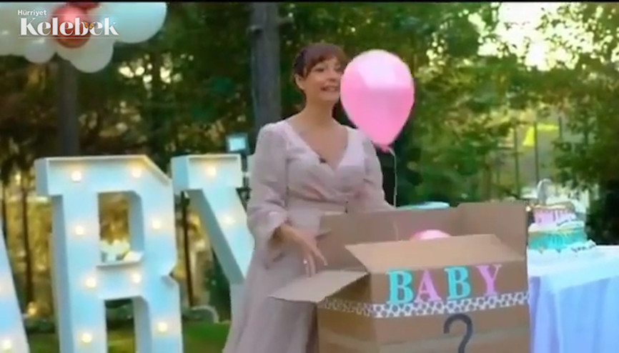 Oyuncu Özge Özder bebeğinin cinsiyetini açıkladı