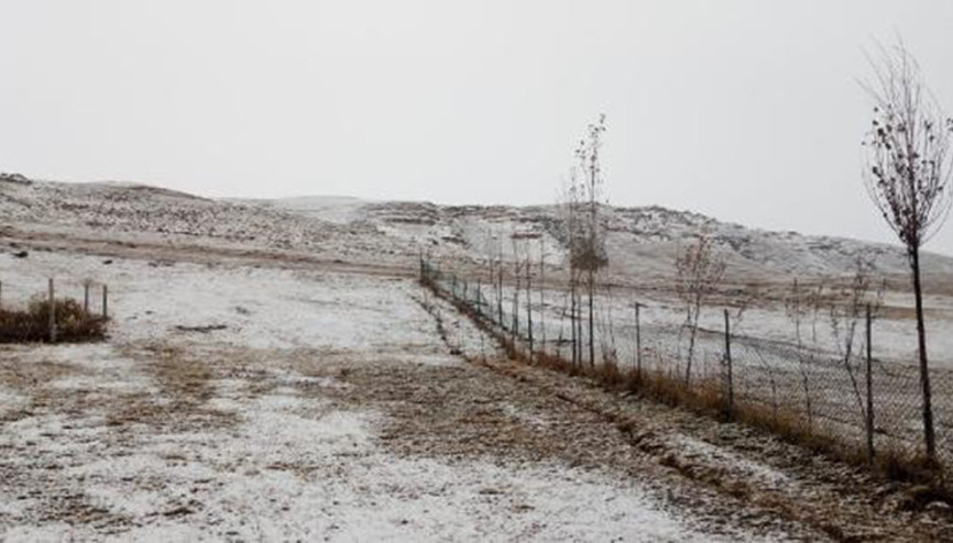 Ağrıya mevsimin ilk karı yağdı