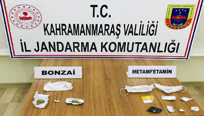 Kollarındaki maskeden uyuşturucu çıktı