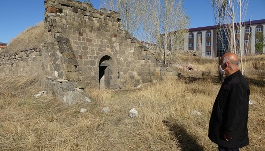 Erzurumun 160 yıllık topçu kulesi definecilerin saldırısına uğradı