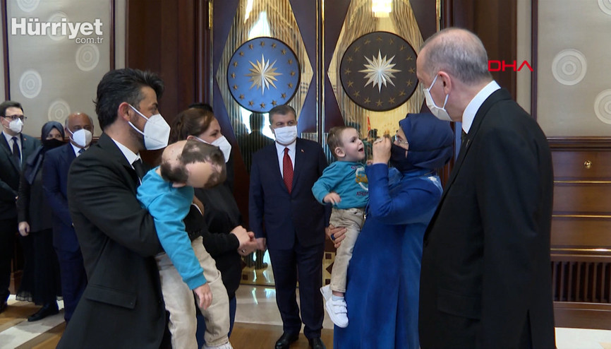 Cumhurbaşkanı Erdoğan, operasyonla  ayrılan siyam ikizlerini konuk etti