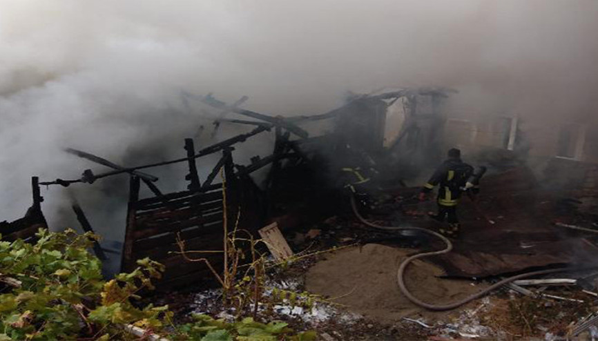 Amasya’da tek katlı ahşap ev yandı