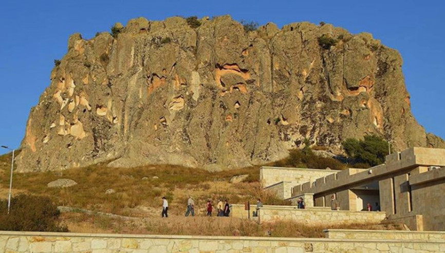Frigyada tarihi eserlerin üzerine yazılan yazılar siliniyor