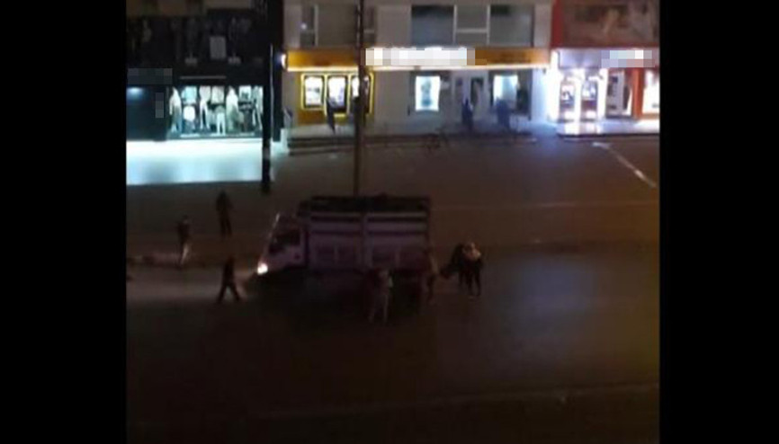 Kamyondan yola saçılan sebzeleri toplamak için seferber oldular