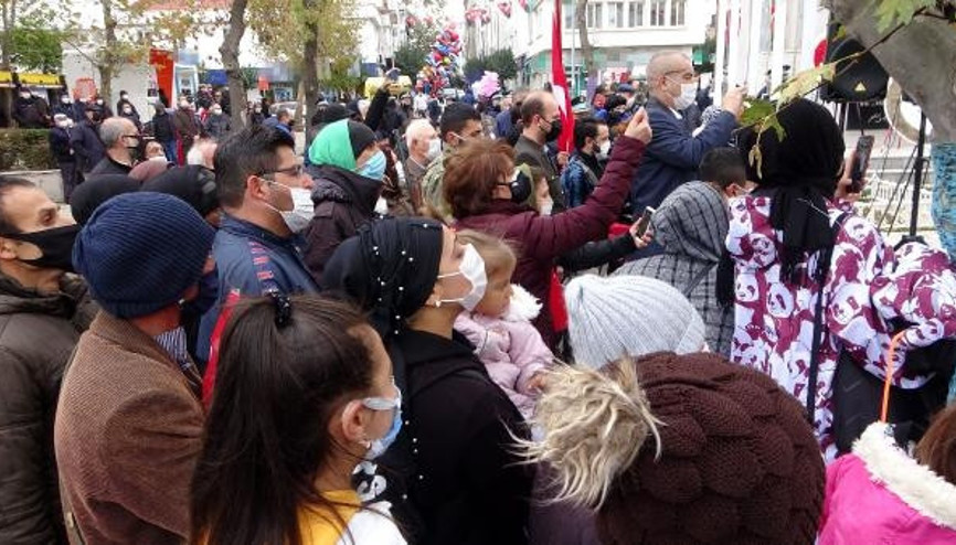 Keşanda kurtuluş gününde uyarılara rağmen sosyal mesafeyi hiçe saydılar